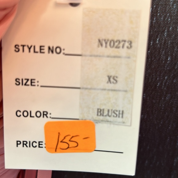 This dress is very elegant and feminine - Picture 4 of 7